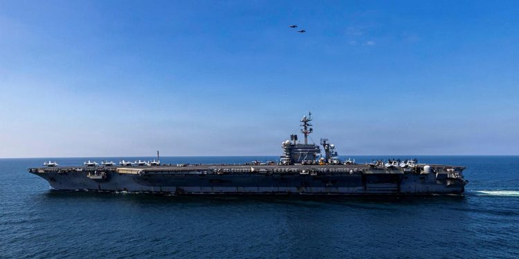 USS Lincoln, Orta Doğu'daki uzun süreli görevinden sonra ABD'ye dönüyor