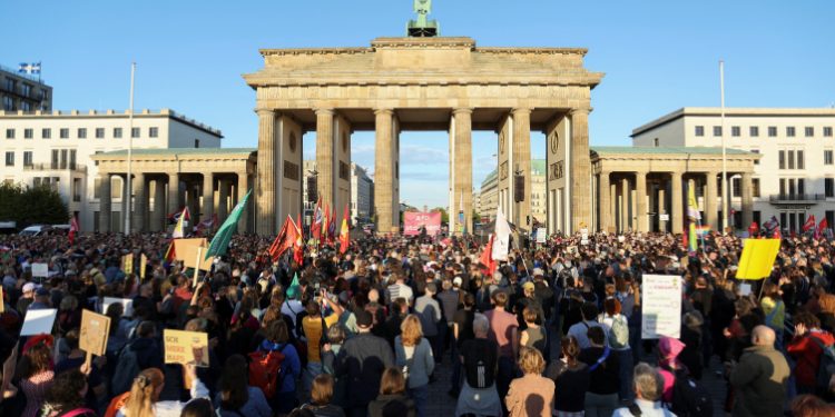 Almanya'da AfD'nin tarihi seçim zaferinin ardından kitlesel protestolar başladı