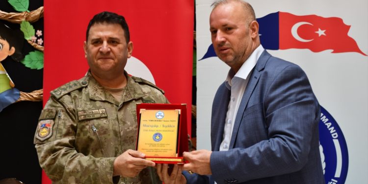 Türk askeri, Kosovalı çocuklar için oyun parkı kurdu