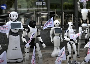 Polonya'da robotlar yapay zekaya karşı protesto düzenledi: İş yerlerini koruyun