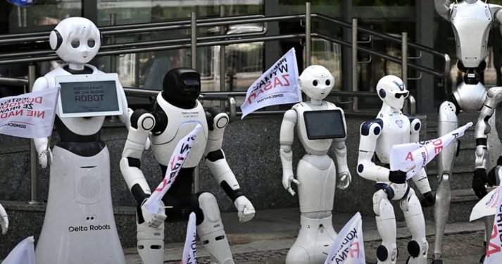 Polonya'da robotlar yapay zekaya karşı protesto düzenledi: İş yerlerini koruyun