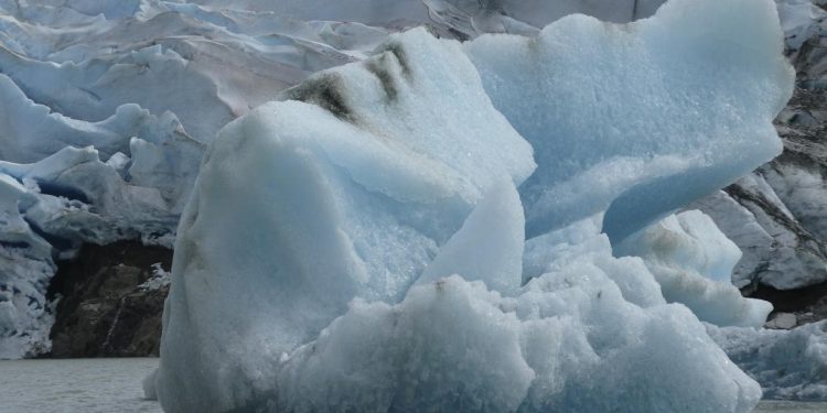 Uydular, Grönland ve Antarktika'nın 47 yılda 12 trilyon tondan fazla buz kaybettiğini gösterdi