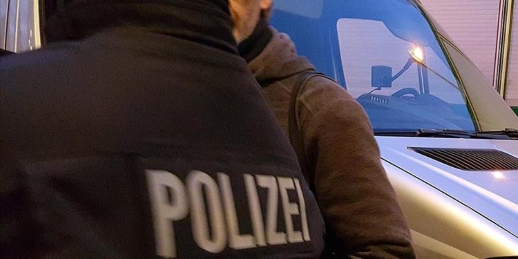 Almanya'da çatışma sırasında olay yerinden kaçan 2 kadın polis memuriyetten ihraç edildi