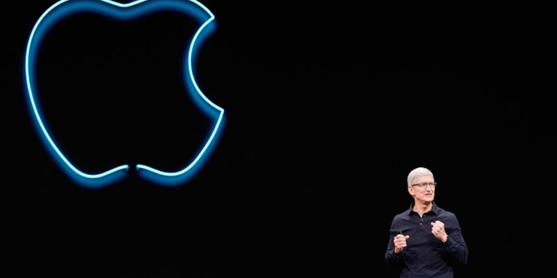 Appleda tarihi bayrak değişimi: Tim Cook koltuğu devretti