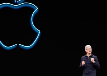 Appleda tarihi bayrak değişimi: Tim Cook koltuğu devretti