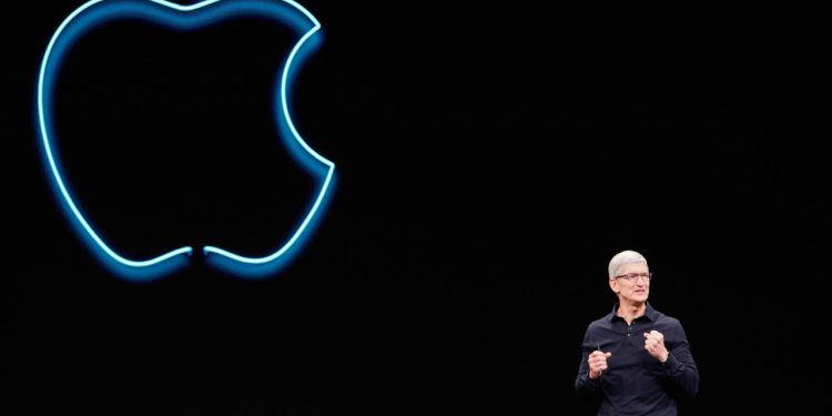 Appleda tarihi bayrak değişimi: Tim Cook koltuğu devretti