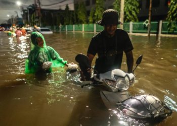 Tayland'ın başkenti Bangkok'ta etkili olan seller nedeniyle binlerce kişi tahliye edildi