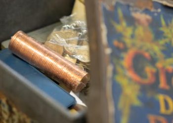 Temizlik yaparken bulduğu bisküvi kutusundan servet çıktı
