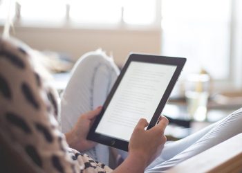 Singapur'da 'doomscrolling' ile mücadele için kitap okuyanlara para ödenecek