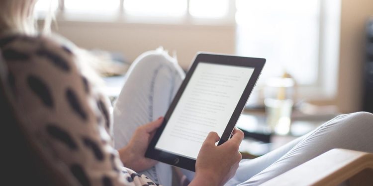Singapur'da 'doomscrolling' ile mücadele için kitap okuyanlara para ödenecek