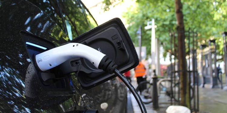 Araştırmacılar daha iyi elektrikli araç bataryaları üretmek için çip üretim teknolojisinden yararlanıyor