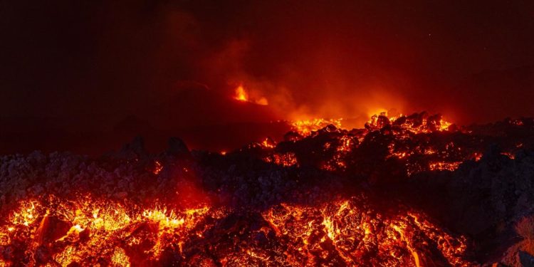Endonezya'daki yanardağ patlaması sonrası 1500'den fazla uçuş iptal edildi