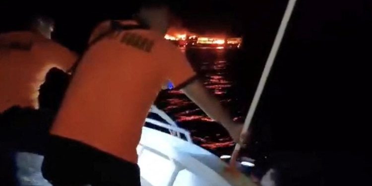 Filipinler'de yolcu feribotunda çıkan yangın sonucu 5 kişi öldü, 87 kişi kayboldu