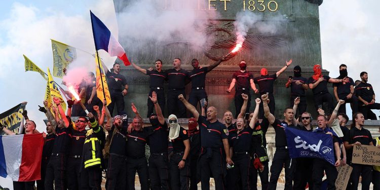 Fransa'da liselilerin eylemleri kapsamında 202 kişi yaralandı