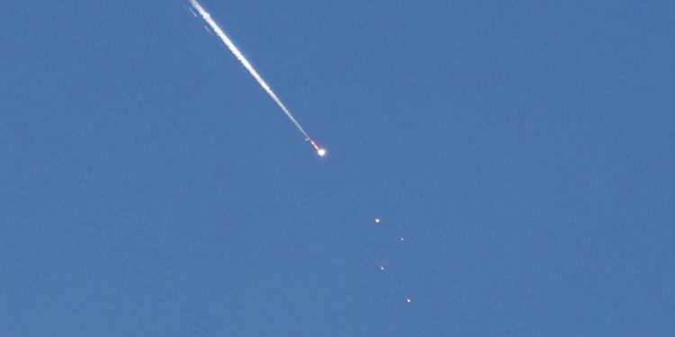 Suudi Arabistan, Husilerin Riyada attığı balistik füzenin imha edildiğini açıkladı