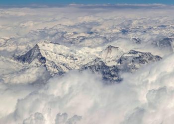Rapor: Himalayalar bölgesindeki buzullar son 10 yılda yüzde 65 daha hızlı eridi