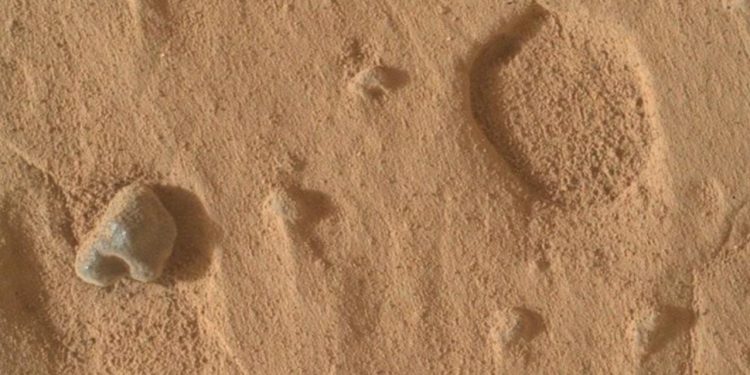 NASA Mars'ta gizemli delikler buldu