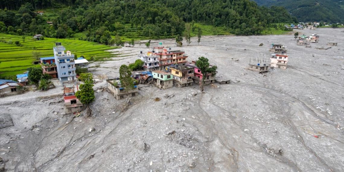 Nepal'deki selin ardından tünelde 9 gün mahsur kalan 2 işçi kurtarıldı