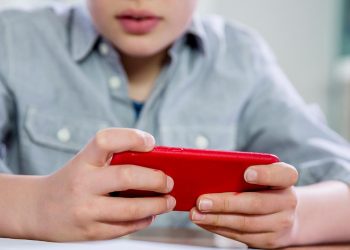 Polonya'da ilkokullarda telefon yasağı