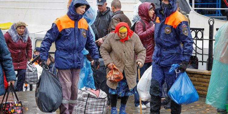 Ukrayna kentinde gıda ve su krizi: Halk bahçe otlarıyla besleniyor