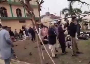Pakistan'da cami yakınındaki patlamalarda hayatını kaybedenlerin sayısı 23'e yükseldi