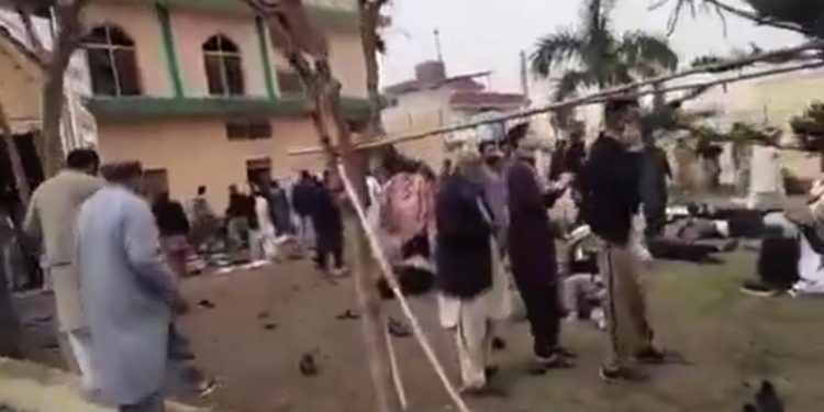 Pakistan'da cami yakınındaki patlamalarda hayatını kaybedenlerin sayısı 23'e yükseldi