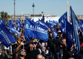 Fransa'da zam isteyen polisler Paris'te eylem yaptı