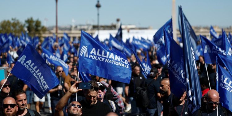 Fransa'da zam isteyen polisler Paris'te eylem yaptı