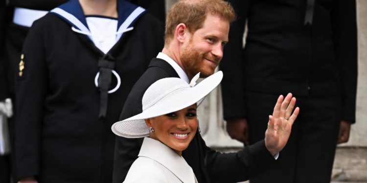 Kraliyetten Harry ve Meghan'a resmi sınır: Sade vatandaş muamelesi görecekler