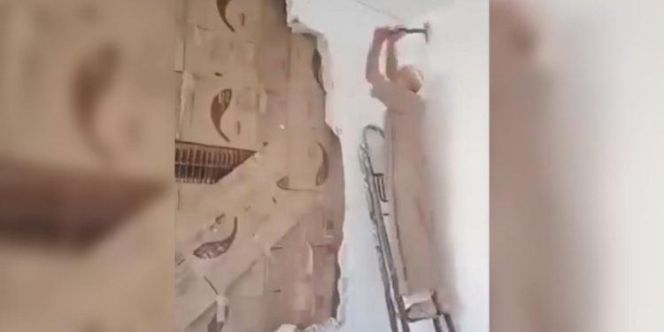 Esad rejiminden kaçan Suriyeli, duvar örerek sakladığı kütüphanesine yıllar sonra kavuştu