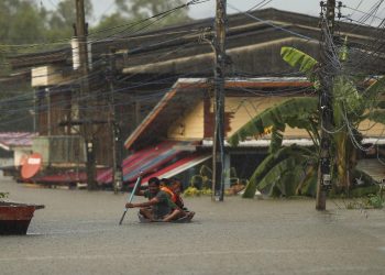 Tayland'ın başkenti Bangkok'ta sel 700 bin kişiyi etkiledi