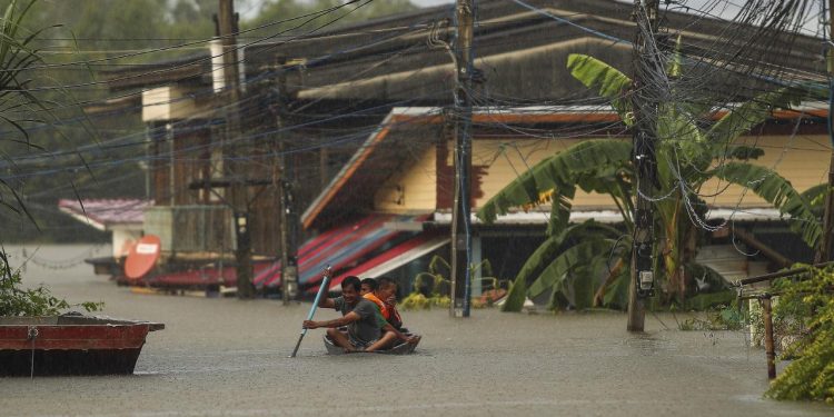 Tayland'ın başkenti Bangkok'ta sel 700 bin kişiyi etkiledi