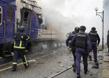 Avrupalı üst düzey yetkililerin ayrılmasından sonra, Rusya Ukrayna'da bir trene saldırdı