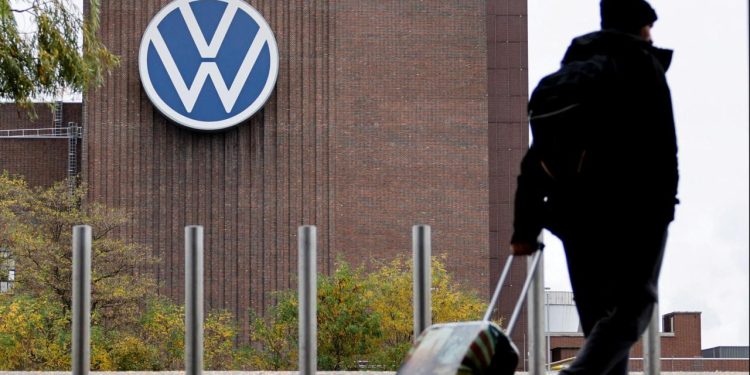 Volkswagen 2030 yılına kadar 100 bin çalışanını işten çıkaracağını duyurdu