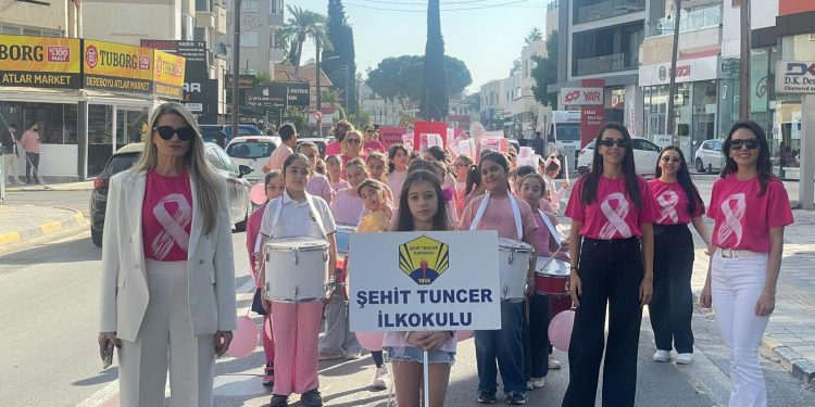 Şehit Tuncer İlkokulu öğrenci ve öğretmenleri Meme Kanseri farkındalık yürüyüşü gerçekleştirdi