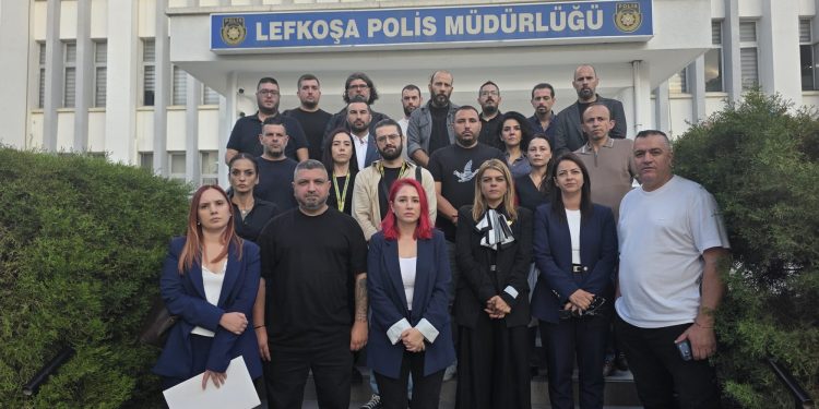 Saldırıya uğrayan gazeteciler Lefkoşa Polis Müdürlüğüne şikâyette bulundu