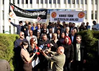 Basın örgütleri Lefkoşa Polis Müdürlüğü önünde açıklama yaptı