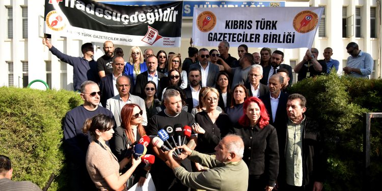 Basın örgütleri Lefkoşa Polis Müdürlüğü önünde açıklama yaptı