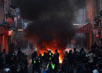 Macron: Cumhuriyeti devirmeye çalışanlar bunun hesabını vermeli