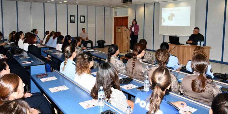 KHYD iş birliğinde kadın polis mensuplarına yönelik konferans düzenlendi