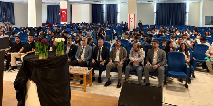 Hala Sultan İlahiyat Koleji’nde, “Hayat İçinde Dikkat Edilmesi Gerekenler, Kişisel Gelişim ve Yapay Zeka” konferansı yapıldı
