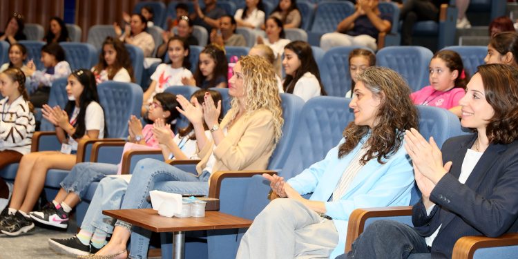 Nilden Bektaş Erhürman, Çoksesli Çocuk ve Gençlik Koroları’nın provalarını ziyaret etti