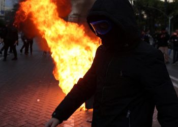 Arnavutluk'ta şiddete dönüşen protestolara katılanlara 6 bin dolar para cezası
