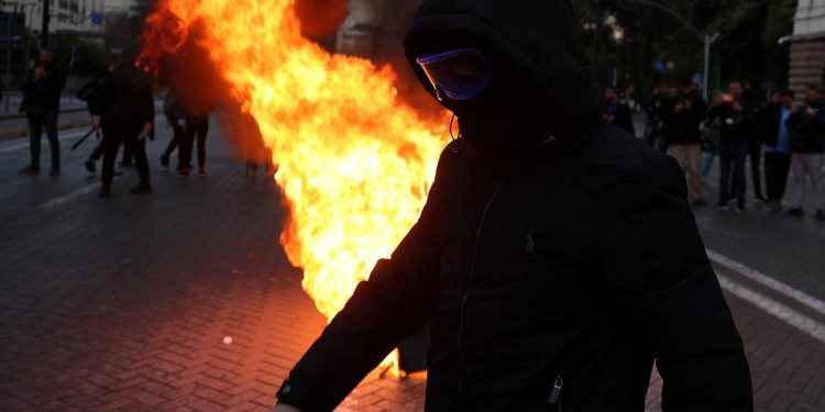 Arnavutluk'ta şiddete dönüşen protestolara katılanlara 6 bin dolar para cezası