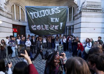Belçika'da eğitim reformlarını protesto eden öğrenciler, Brüksel'de okulun girişini kapattı