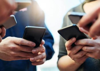 Erken yaşta akıllı telefon, yeme bozukluğu riskini artırıyor