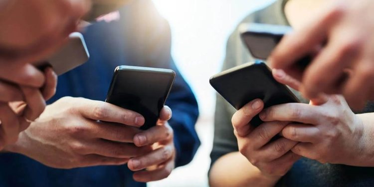 Erken yaşta akıllı telefon, yeme bozukluğu riskini artırıyor