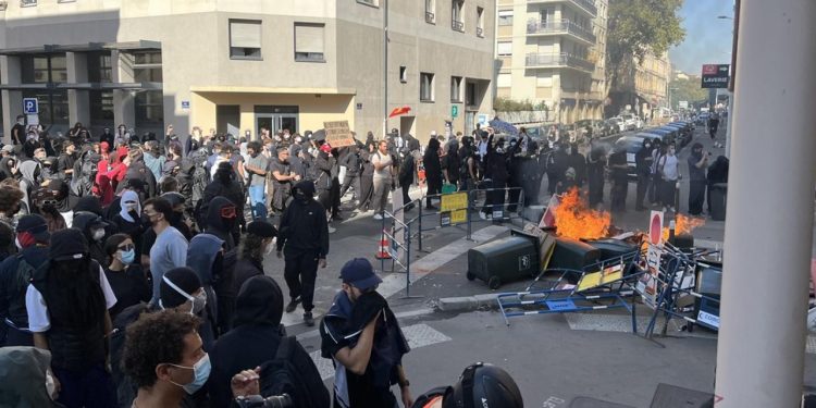 Fransa'da eylemler nedeniyle liselerde eğitime bu hafta ara verildi