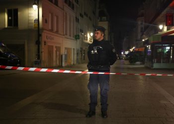 Paris ve Lyon'da kısmi sokağa çıkma yasağı 1 gün uzatıldı
