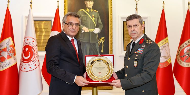 Cumhurbaşkanı Tufan Erhürman, Kıbrıs Türk Barış Kuvvetleri Komutanı Korgeneral Ertan İnaltekin’i ziyaret etti